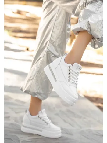 Lulu Beyaz Cilt Bağcıklı Spor Ayakkabı Lulu Beyaz Cilt Bağcıklı Spor Ayakkabı