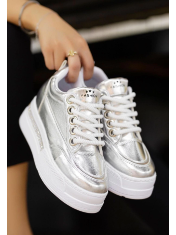 Lulu Gümüş Rugan Bağcıklı Spor Ayakkabı Lulu Gümüş Rugan Bağcıklı Spor Ayakkabı