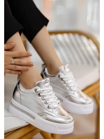 Lulu Gümüş Rugan Bağcıklı Spor Ayakkabı Lulu Gümüş Rugan Bağcıklı Spor Ayakkabı