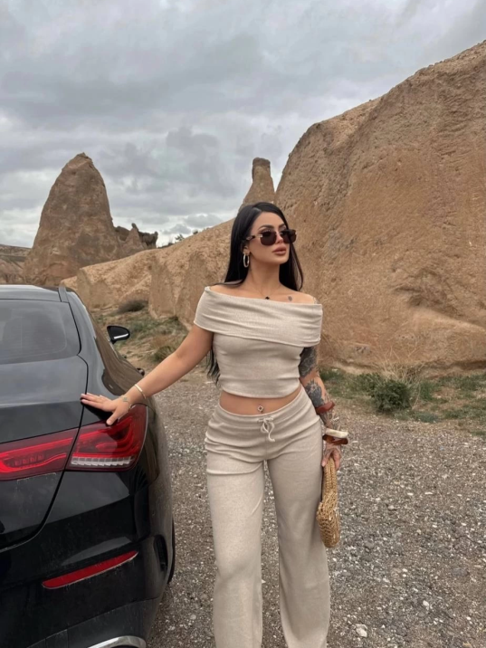 Madonna yaka bol paça pantolonlu takım