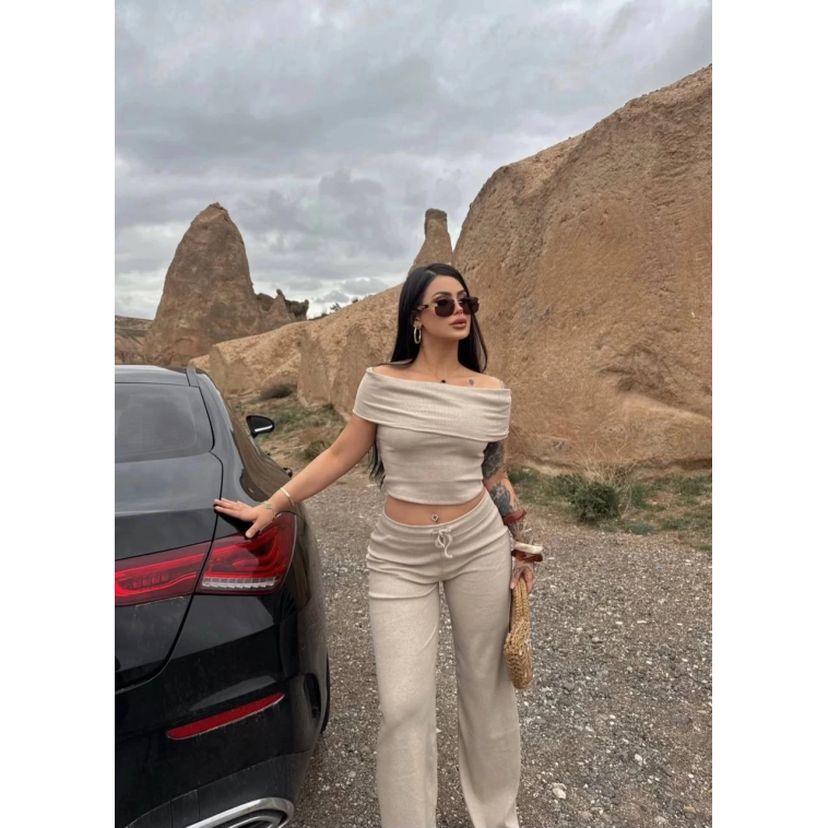 Madonna yaka bol paça pantolonlu takım Madonna yaka bol paça pantolonlu takım
