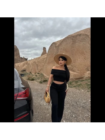 Madonna yaka bol paça pantolonlu takım Madonna yaka bol paça pantolonlu takım