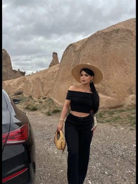 Madonna yaka bol paça pantolonlu takım