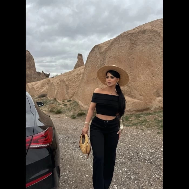 Madonna yaka bol paça pantolonlu takım Madonna yaka bol paça pantolonlu takım