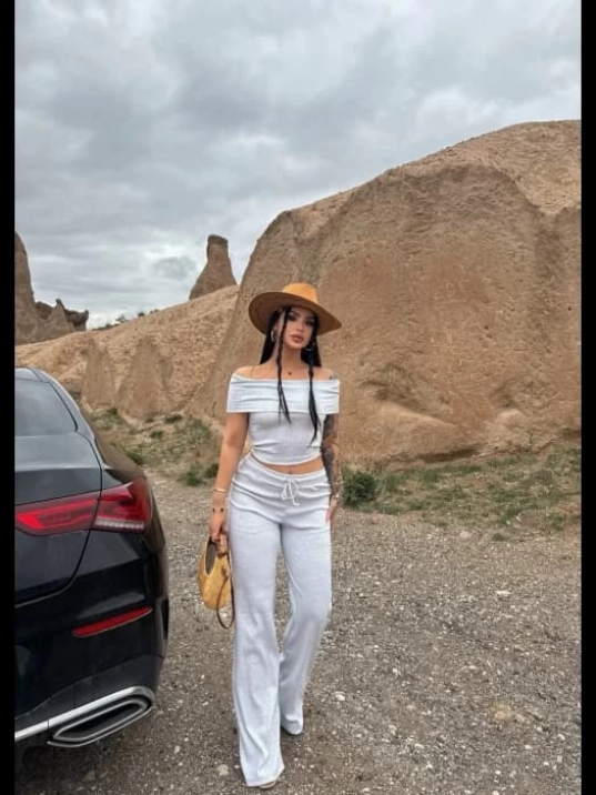 Madonna yaka bol paça pantolonlu takım