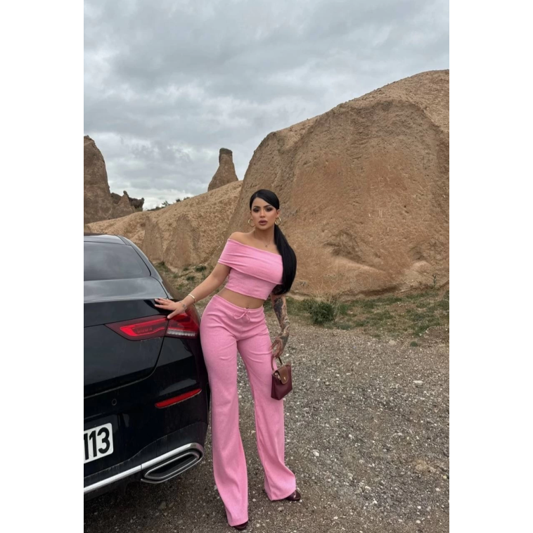 Madonna yaka bol paça pantolonlu takım Madonna yaka bol paça pantolonlu takım