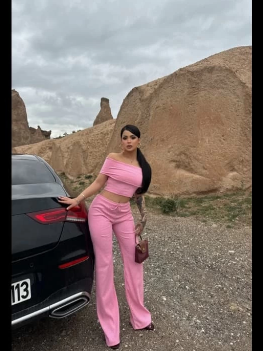 Madonna yaka bol paça pantolonlu takım