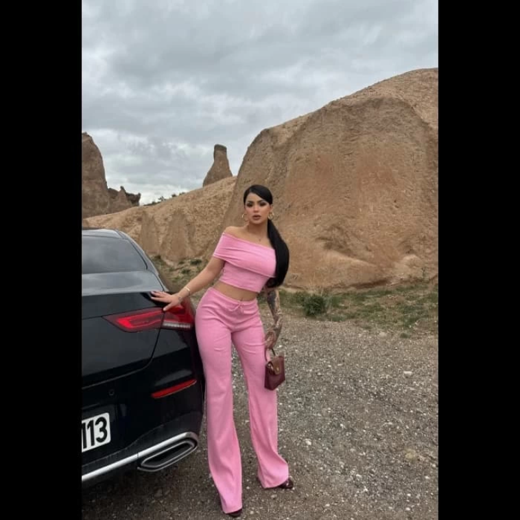Madonna yaka bol paça pantolonlu takım Madonna yaka bol paça pantolonlu takım