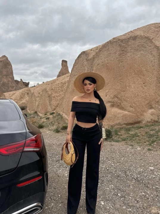 Madonna yaka bol paça pantolonlu takım