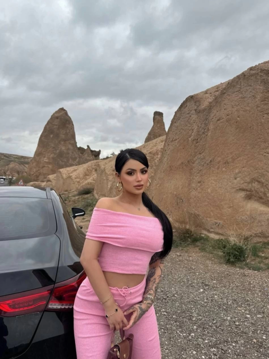 Madonna yaka bol paça pantolonlu takım