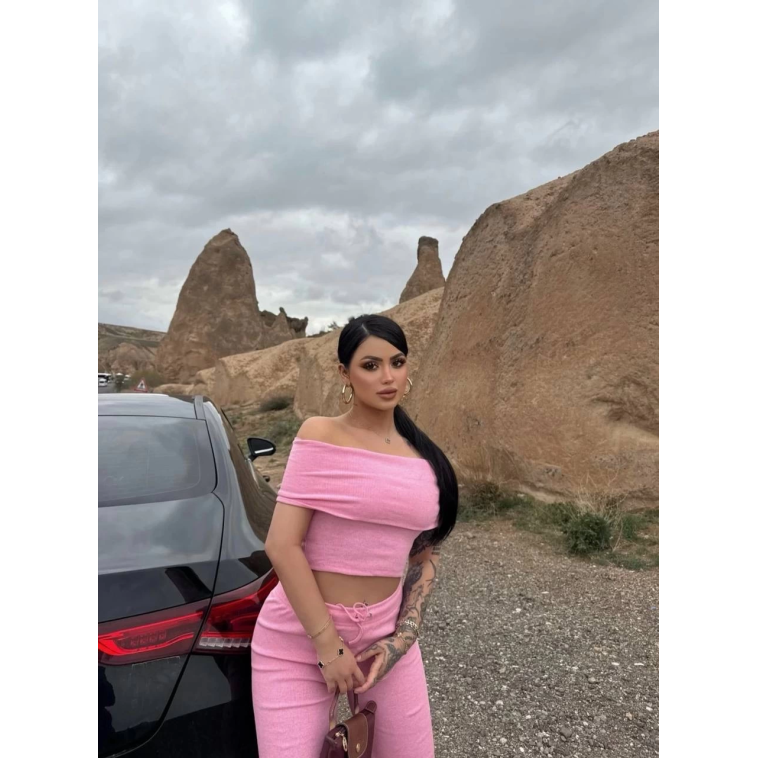 Madonna yaka bol paça pantolonlu takım Madonna yaka bol paça pantolonlu takım