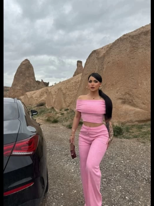 Madonna yaka bol paça pantolonlu takım