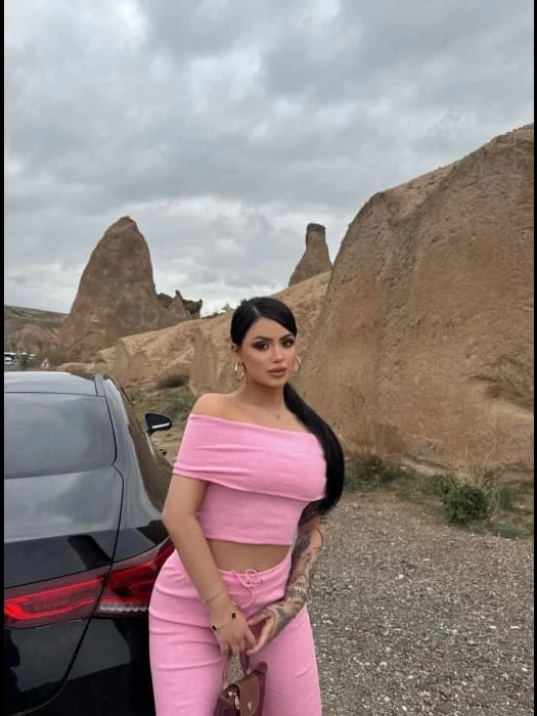 Madonna yaka bol paça pantolonlu takım