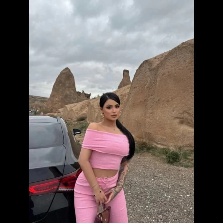 Madonna yaka bol paça pantolonlu takım Madonna yaka bol paça pantolonlu takım