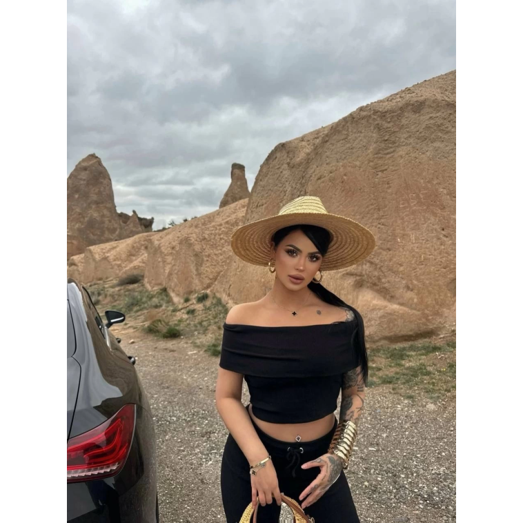 Madonna yaka bol paça pantolonlu takım Madonna yaka bol paça pantolonlu takım
