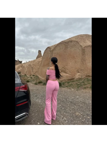 Madonna yaka bol paça pantolonlu takım Madonna yaka bol paça pantolonlu takım