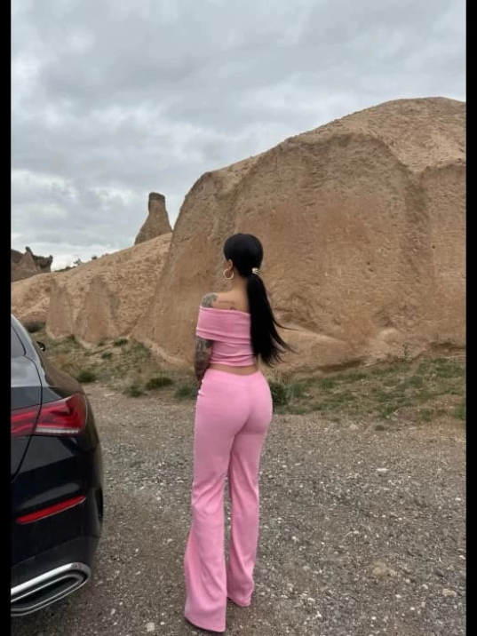 Madonna yaka bol paça pantolonlu takım