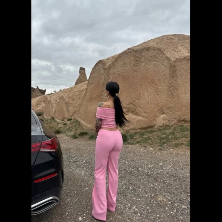 Madonna yaka bol paça pantolonlu takım Madonna yaka bol paça pantolonlu takım