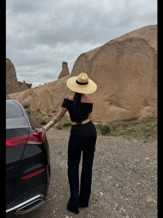 Madonna yaka bol paça pantolonlu takım