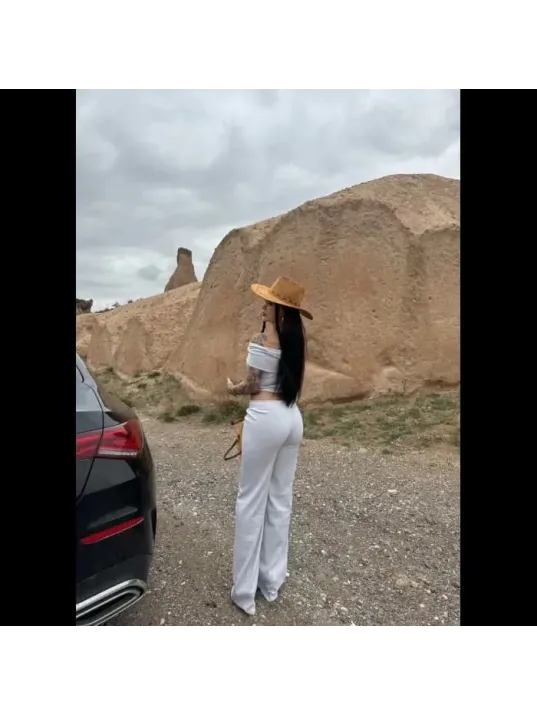 Madonna Yaka Bol Paça Pantolonlu Takım Madonna Yaka Bol Paça Pantolonlu Takım