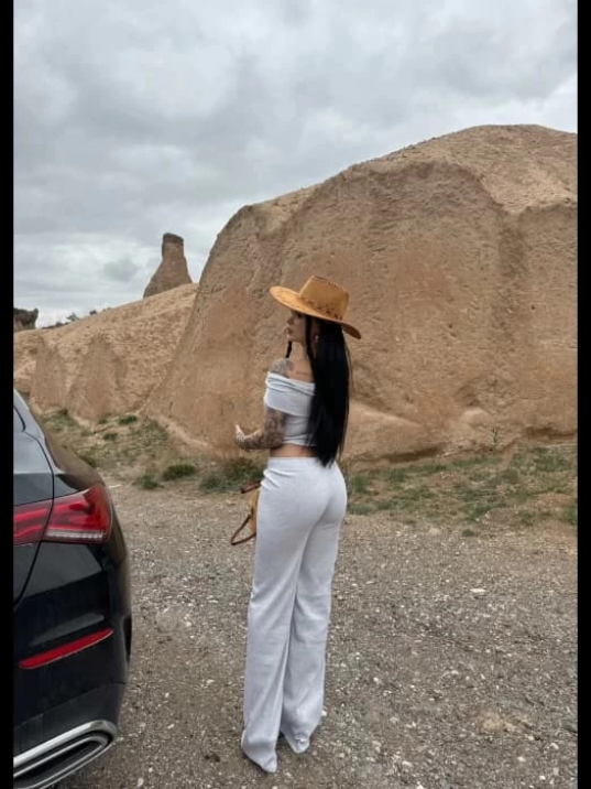 Madonna yaka bol paça pantolonlu takım