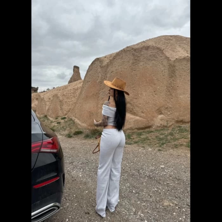 Madonna yaka bol paça pantolonlu takım Madonna yaka bol paça pantolonlu takım