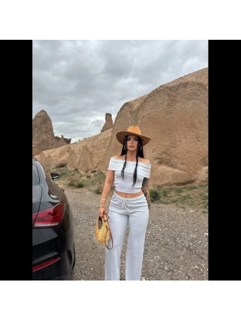 Madonna yaka bol paça pantolonlu takım Madonna yaka bol paça pantolonlu takım