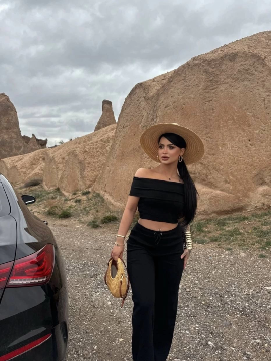 Madonna yaka bol paça pantolonlu takım