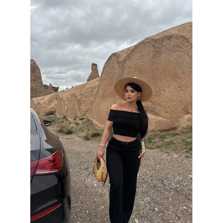 Madonna yaka bol paça pantolonlu takım Madonna yaka bol paça pantolonlu takım