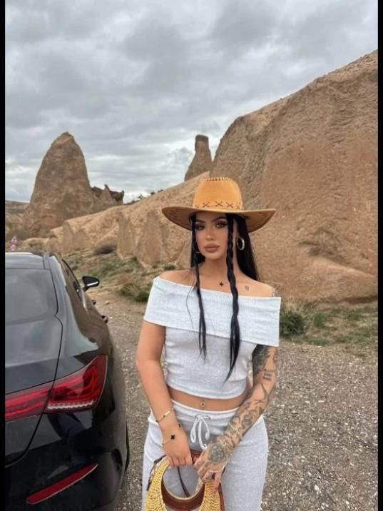 Madonna yaka bol paça pantolonlu takım