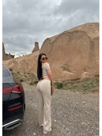 Madonna Yaka Bol Paça Pantolonlu Takım Madonna Yaka Bol Paça Pantolonlu Takım