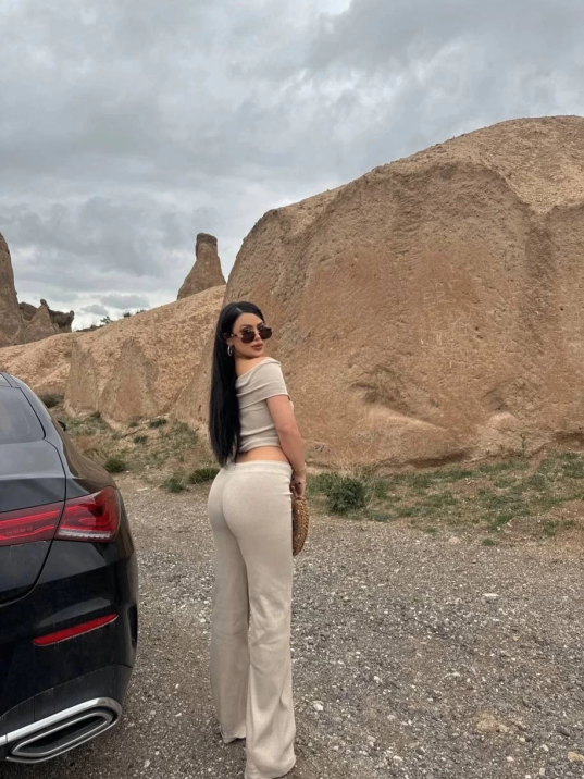 Madonna yaka bol paça pantolonlu takım