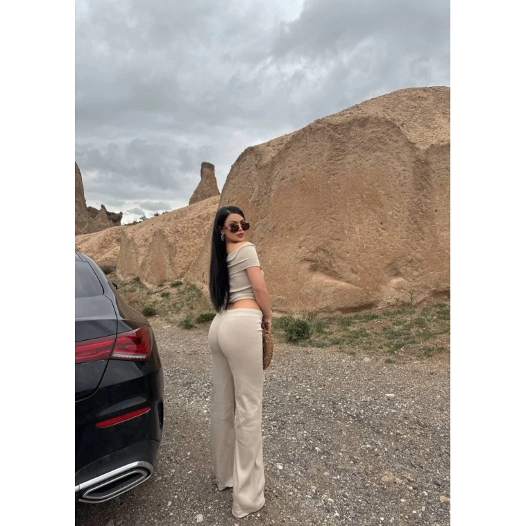 Madonna yaka bol paça pantolonlu takım Madonna yaka bol paça pantolonlu takım