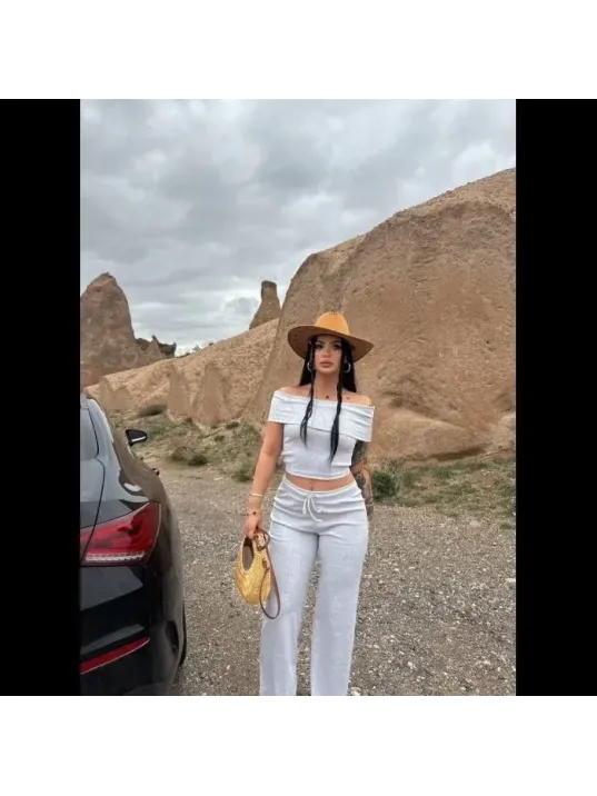 Madonna Yaka Bol Paça Pantolonlu Takım Madonna Yaka Bol Paça Pantolonlu Takım