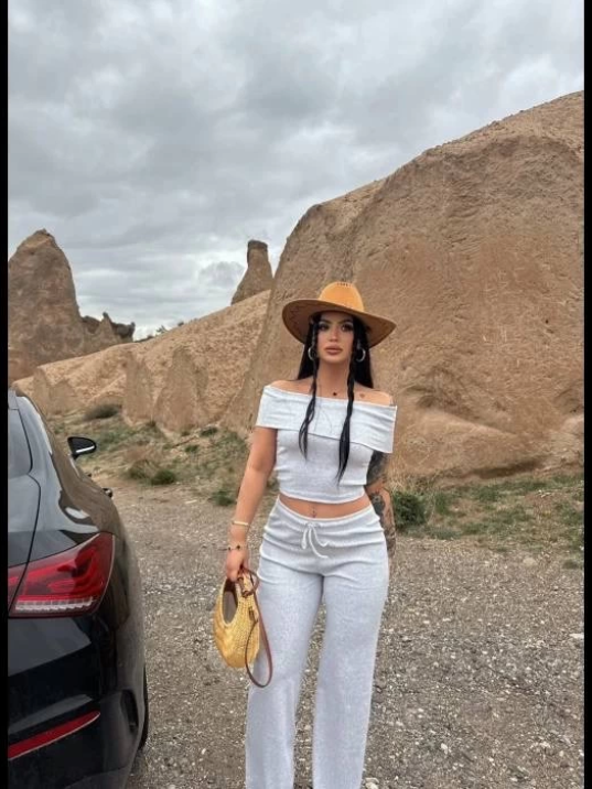 Madonna yaka bol paça pantolonlu takım