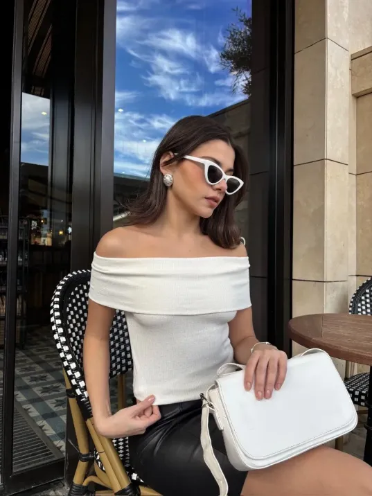 Madonna Yaka Sıfır Kol Bluz Madonna Yaka Sıfır Kol Bluz