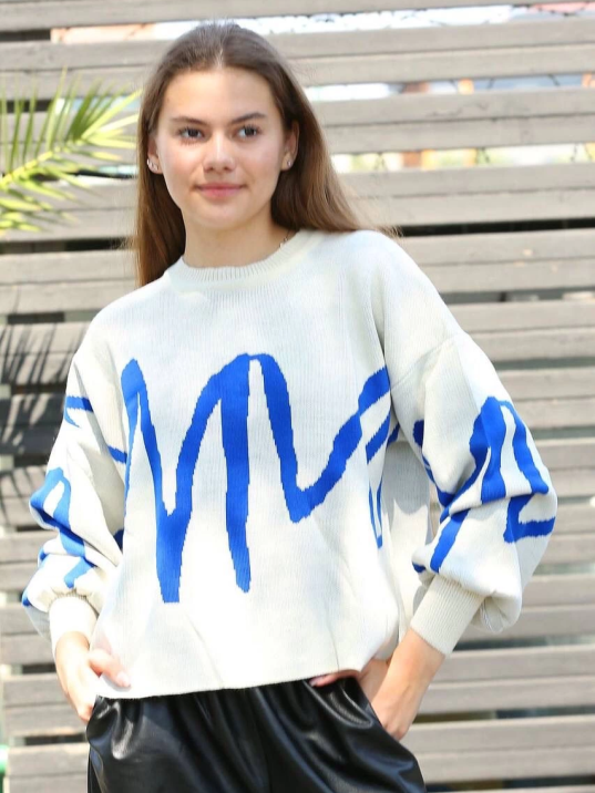 Mavi çizgili bisiklet yaka kazak beyaz