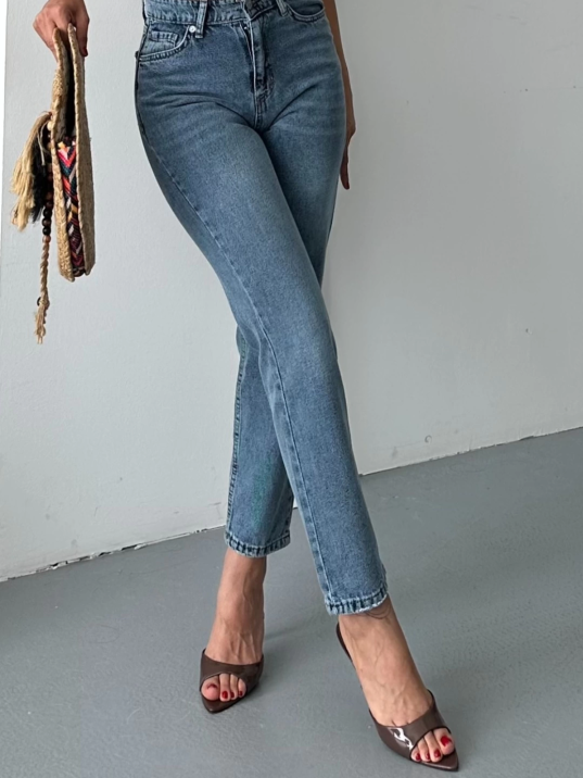 Mom fit kar yıkama bıyık detaylı jeans pantolon d2006