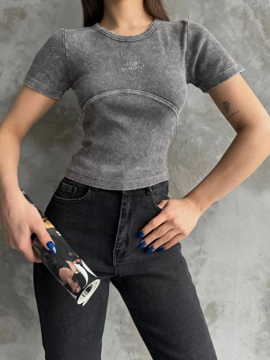 Nakış işlemeli asit yıkamalı bluz Nakış işlemeli asit yıkamalı bluz