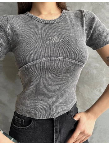 Nakış işlemeli asit yıkamalı bluz Nakış işlemeli asit yıkamalı bluz