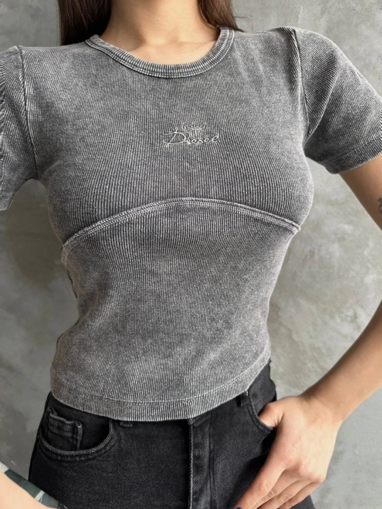 Nakış işlemeli asit yıkamalı bluz Nakış işlemeli asit yıkamalı bluz