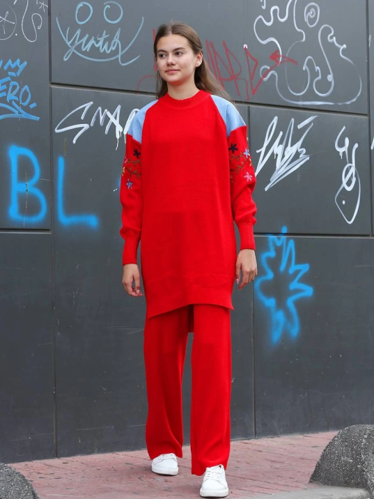 Omuz detaylı kol nakışlı ikili alt üst triko takım kırmızı