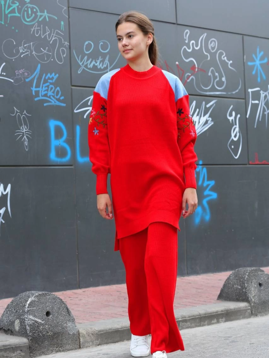 Omuz detaylı kol nakışlı ikili alt üst triko takım kırmızı