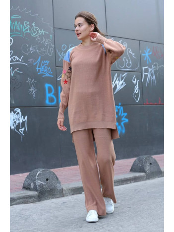 Omuz detaylı kol nakışlı ikili alt üst triko takım vizon Omuz detaylı kol nakışlı ikili alt üst triko takım vizon