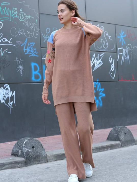 Omuz detaylı kol nakışlı ikili alt üst triko takım vizon