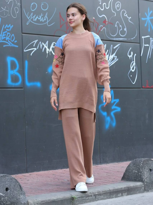 Omuz detaylı kol nakışlı ikili alt üst triko takım vizon