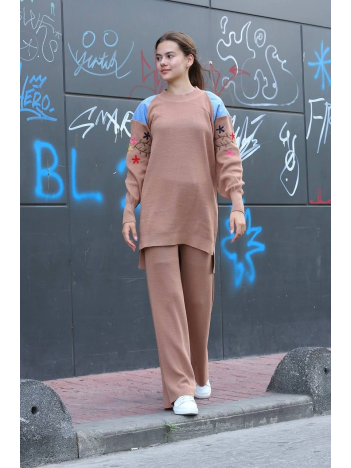 Omuz detaylı kol nakışlı ikili alt üst triko takım vizon