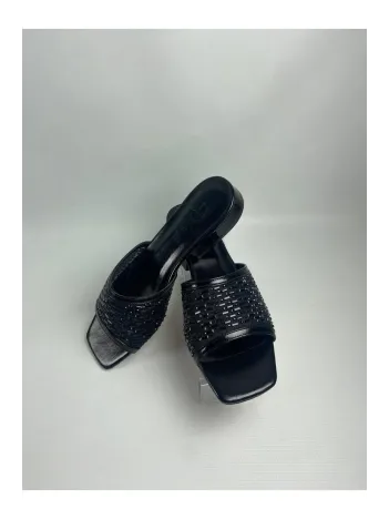 Ortu Siyah Cilt İşlemeli Terlik Ortu Siyah Cilt İşlemeli Terlik