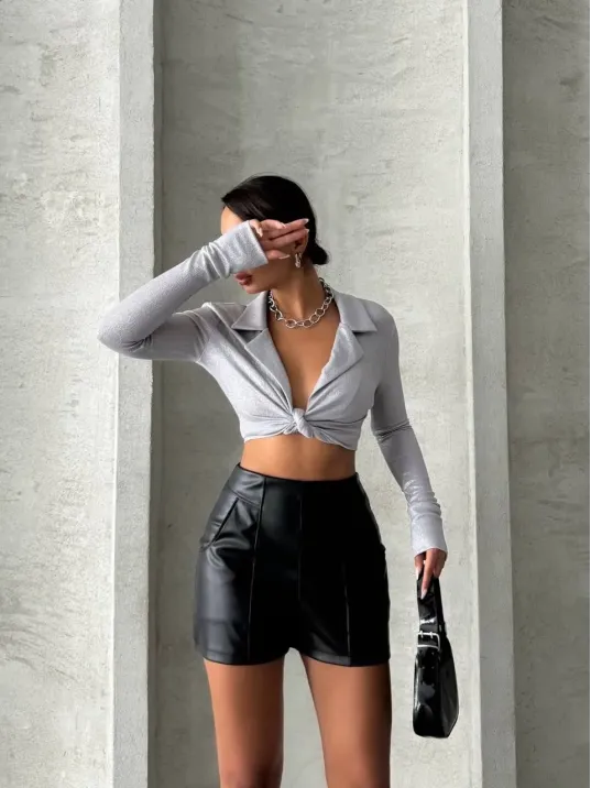 Parçalı Cepli Deri Şort Siyah W26312