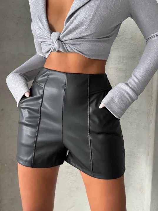 Parçalı Cepli Deri Şort Siyah W26312 Parçalı Cepli Deri Şort Siyah W26312